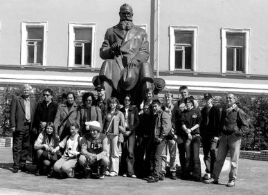 Українські і німецькі школярі біля пам’ятника М.С.Грушевському в Києві