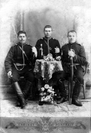 На знімку крайній ліворуч: Х.М.Зикін, колишній роз’їздний касир (в формі сибірського козака)